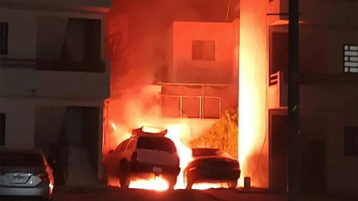 Se incendian 2 vehiculos en los cabos 1